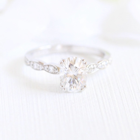LaMore Design Engagement Ring - Picture 1 of 6
